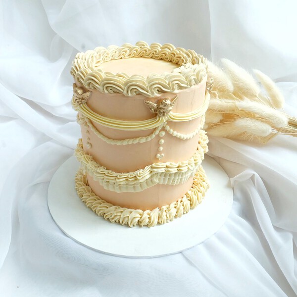 Claire Cake | Classic Piping